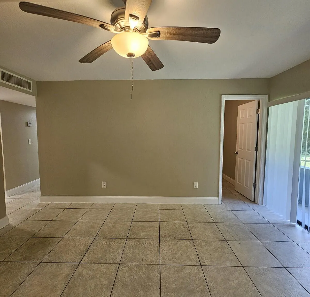 2 bed, 1.0 bath, 775 sqft, $1,600 — Photo 2