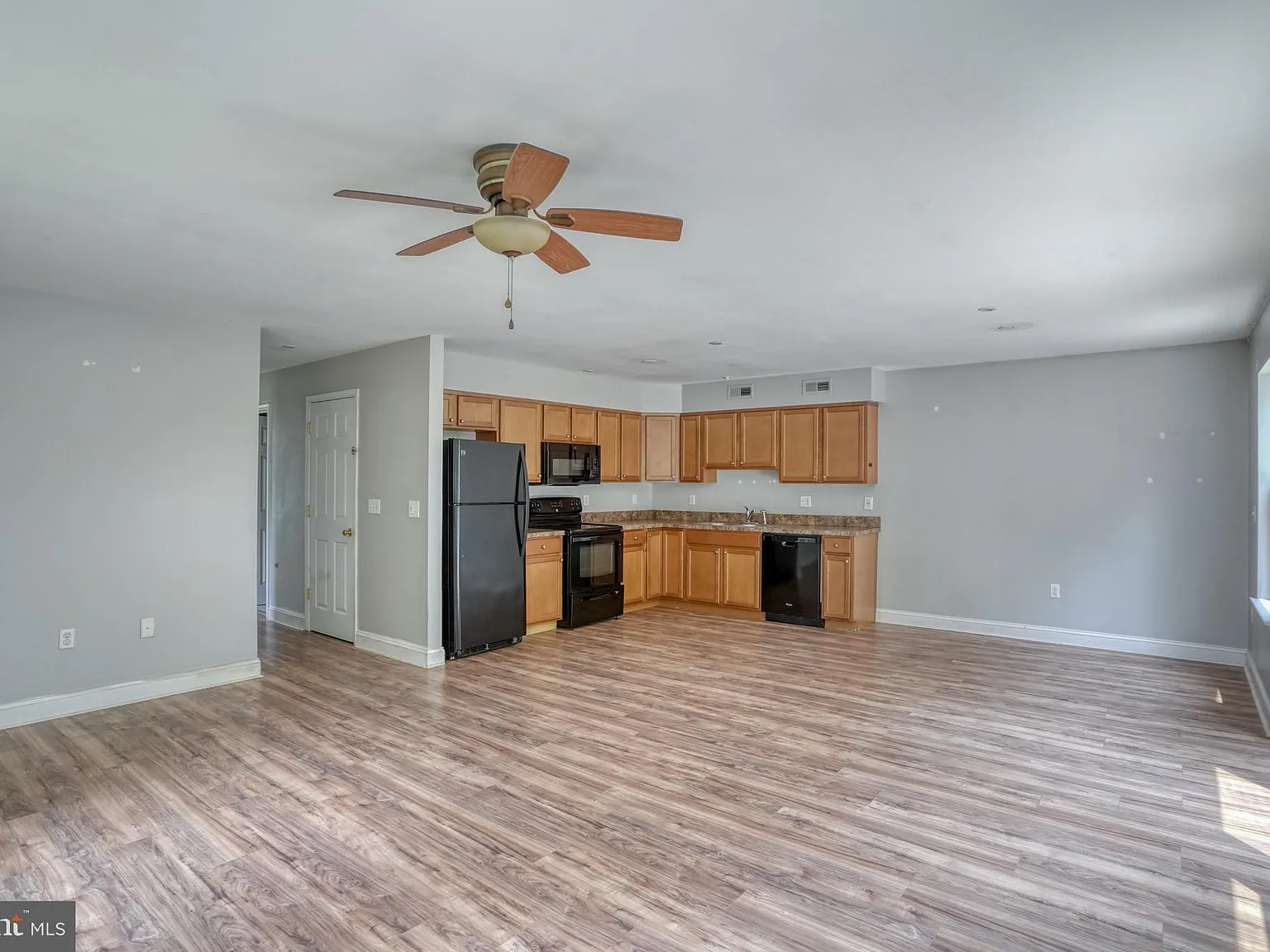 3 bed, 1.5 bath, 975 sqft, $2,000 — Photo 2