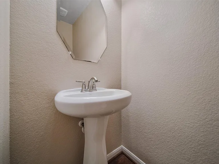 25208 Forest Ledge Dr — Photo 31