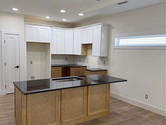 5th image of 320 Thompson St