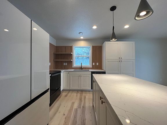 5th image of 257 Paradise Pl