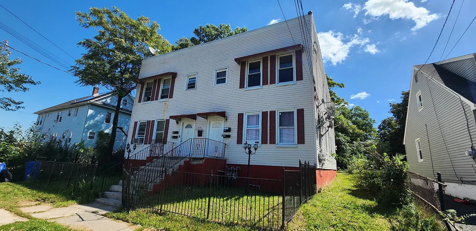 4 bed, $2,900 — Photo 1