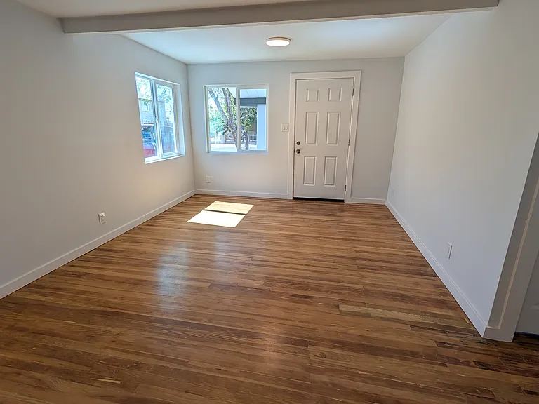 1406 W Vogel Ave — Photo 2