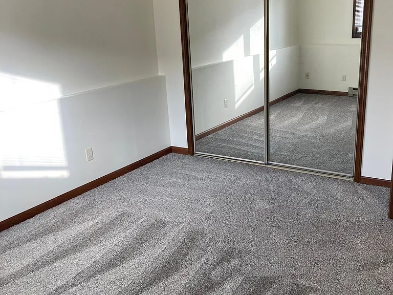 Immaculate Updated 2 Bedroom — Photo 4