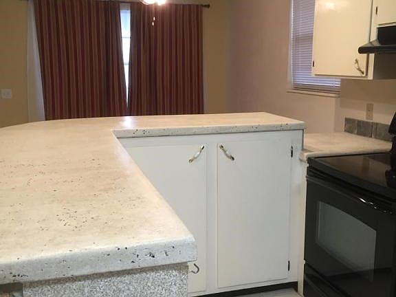 Kitchen Breakfast Bar overlooks the Livi