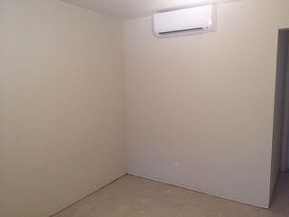 4th image of 823 SE 14th St APT 4