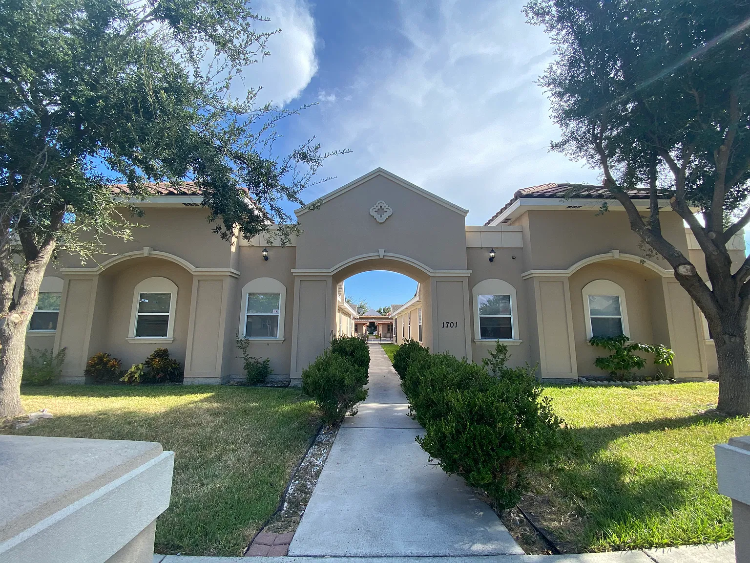 2 bed, 1000 sqft, $925 — Photo 1