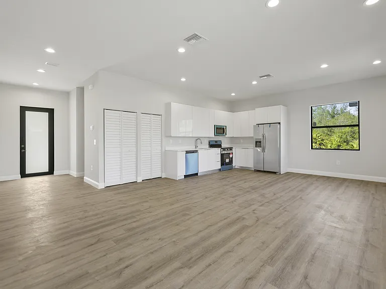862 Charles Sise St E — Photo 4