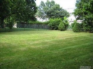 8 Garnet Ln, Plainview, NY 11803