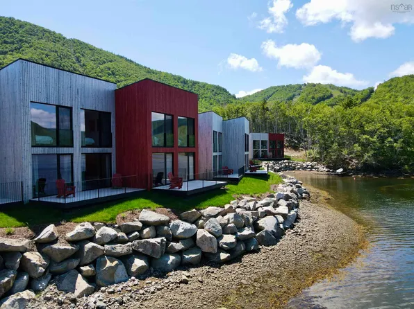 9 Osprey Ln, Ingonish, NS B0C 3B3