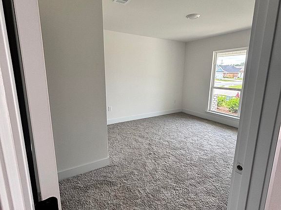 3rd image of 616 Mayflower Dr