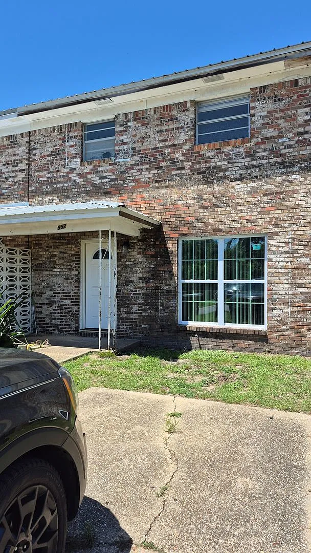 Stunningly updated townhome! — Photo 1