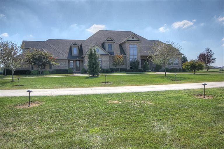 Enjoy the peacefulness of a country setting yet so close to shopping, schools, recreation and dining.  Less than half mile to Falling Springs Recreation Center and Woodford County Community Theatre!