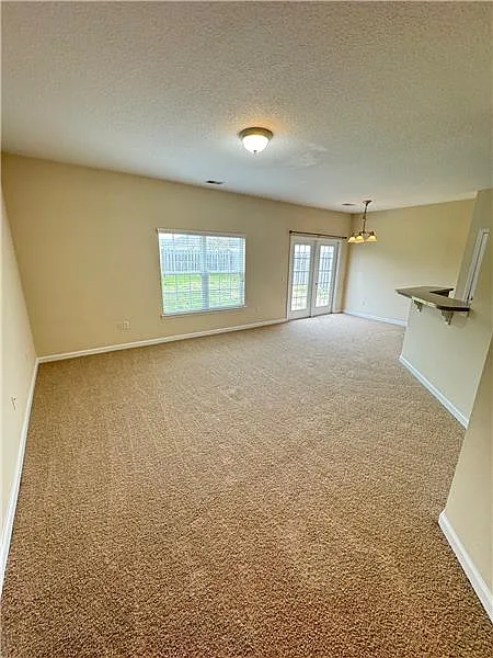 3 bed, 1193 sqft, $1,900 — Photo 3