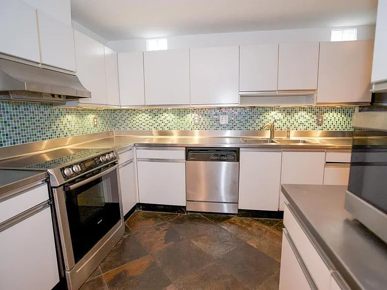 907 Hawthorne St — Photo 15