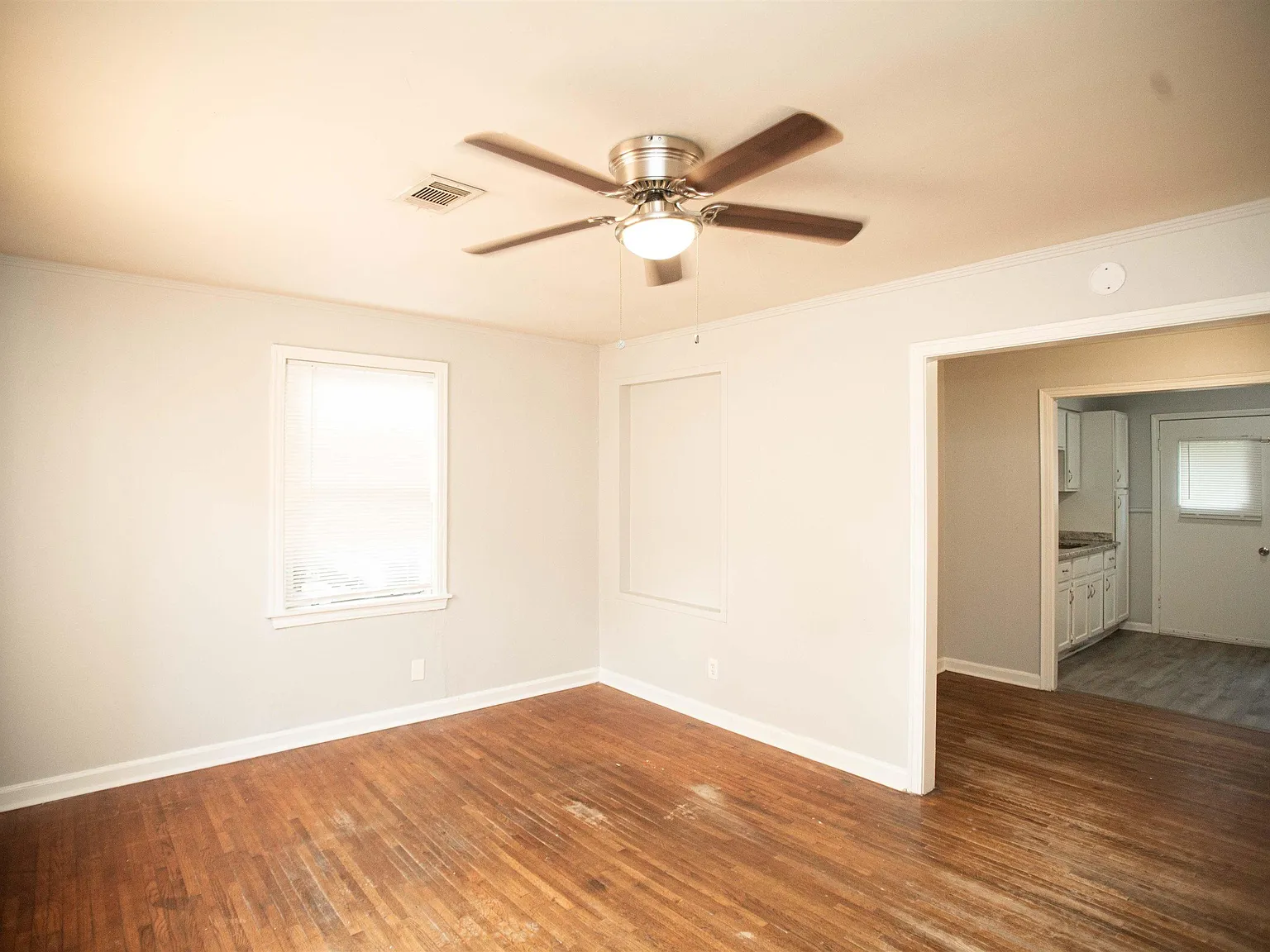 3 bed, 1.0 bath, 1252 sqft, $1,075 — Photo 4