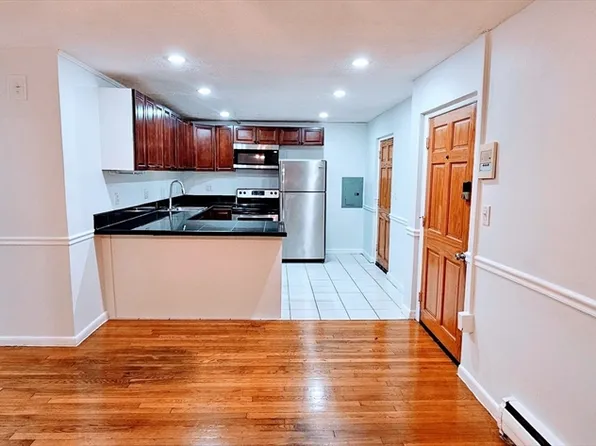 7 Oakcrest Rd APT 6, Hyde Park, MA 02136