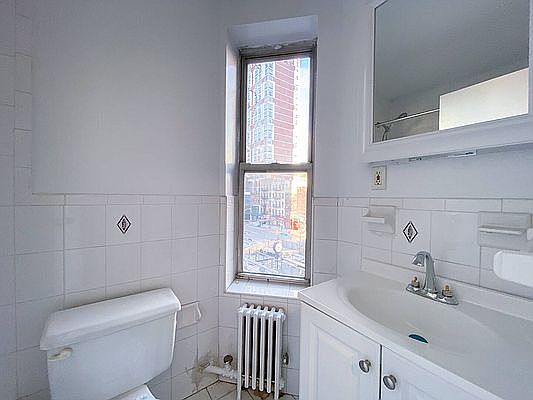 4th image of 1437 1st Ave APT 3RN