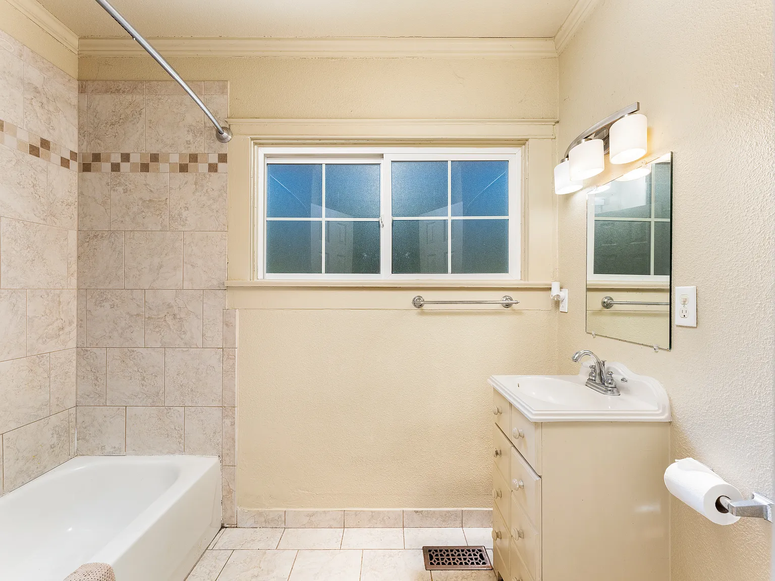 3 bed, 942 sqft, $2,000 — Photo 2