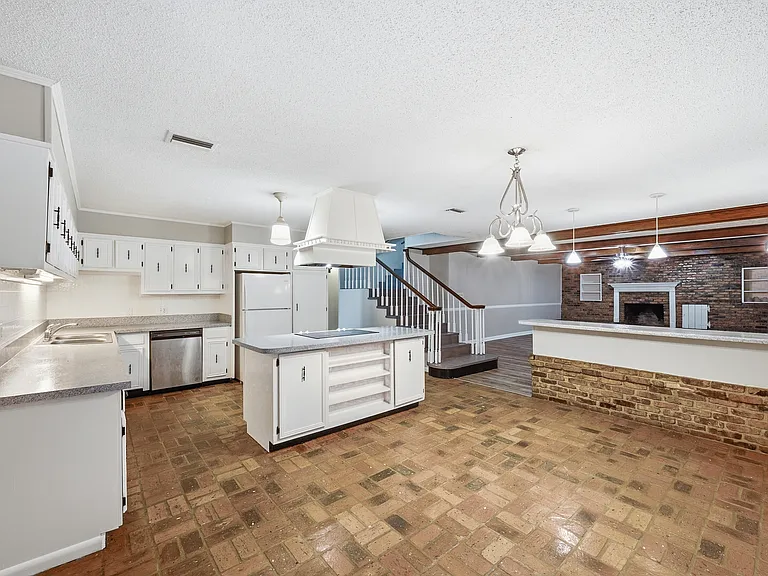 1906 Elaine Ave — Photo 8