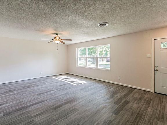 5th image of 207 S Waco Ave