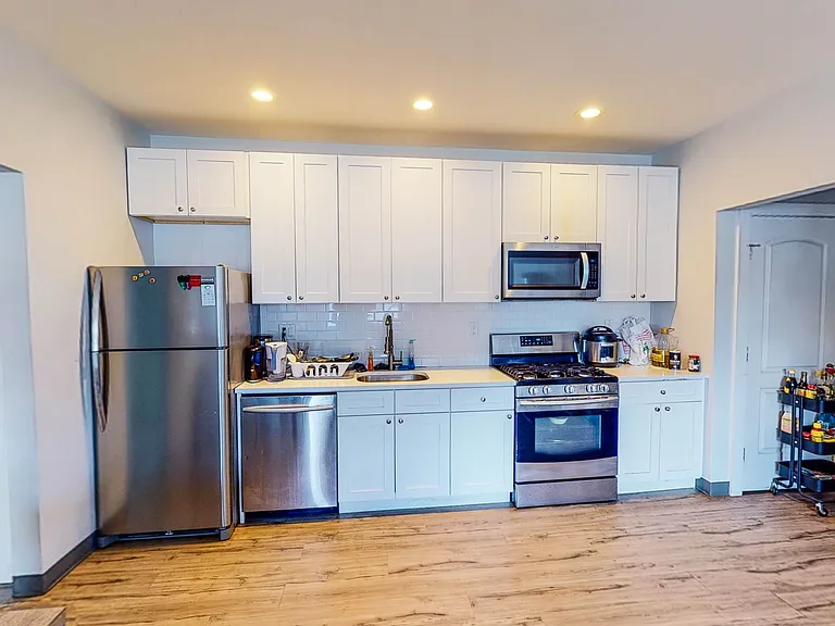 245 Whitney Ave #3A — Photo 2
