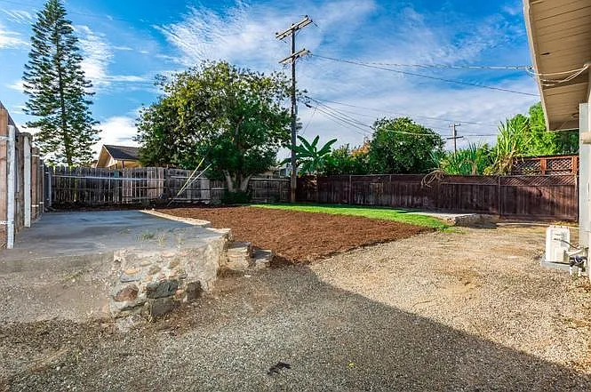 1610 Dupont Dr — Photo 23