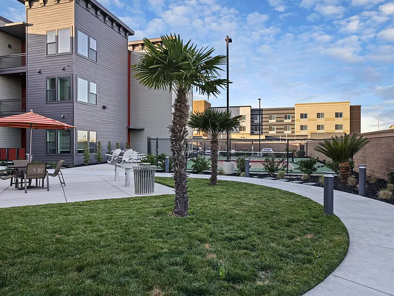 La Vida 55+ Luxury Living — Photo 37