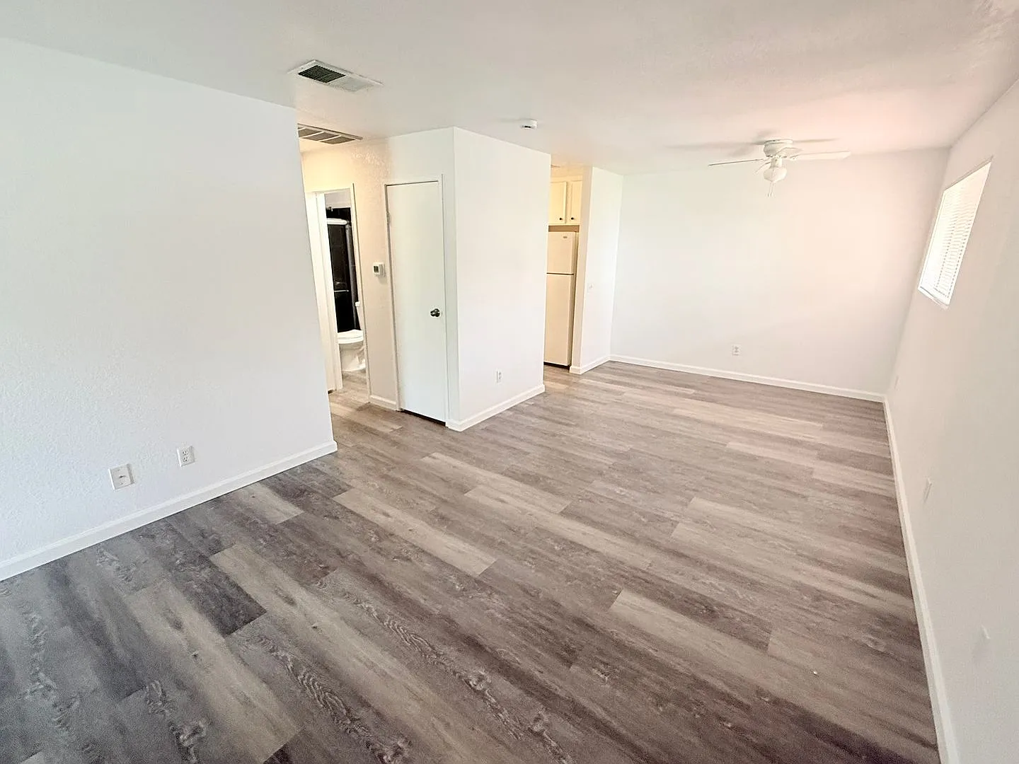 Beautifully Updated Corner Unit with Mountain Views in Palm Springs Villas I — Photo 3