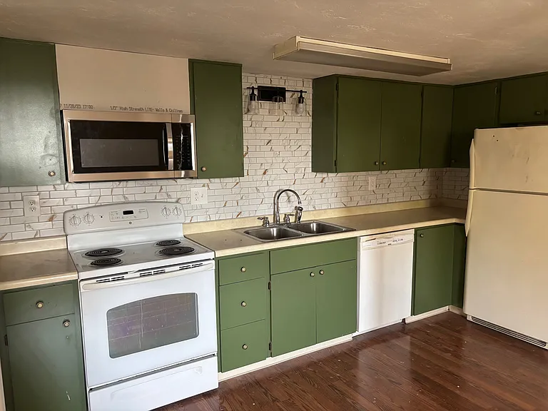 102 Greenwood Dr — Photo 2