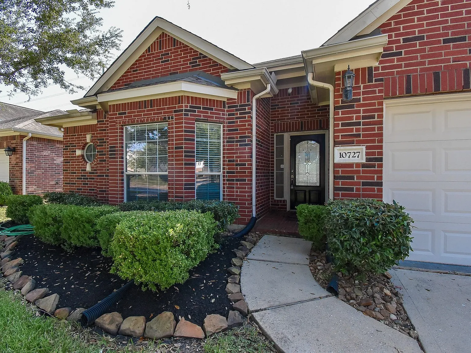 3 bed, 2.0 bath, 2164 sqft, $2,450 — Photo 2
