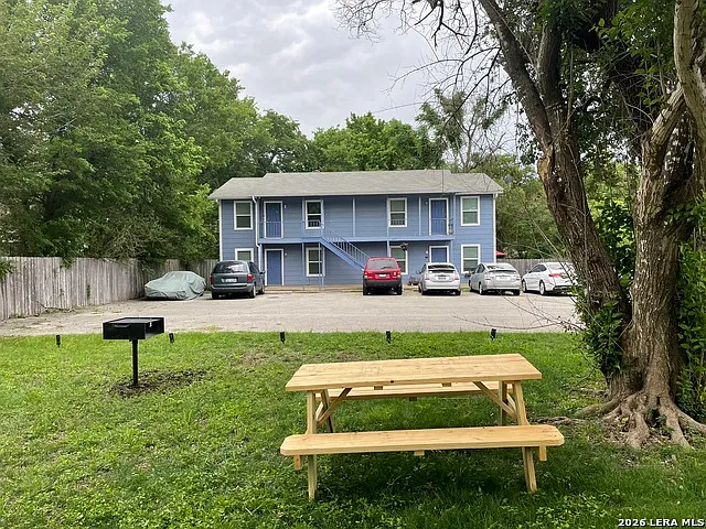 2 bed, 1.0 bath, 3328 sqft, $1,100 — Photo 1
