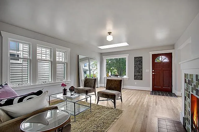 8 bed, 2300 sqft, $8,250 — Photo 2