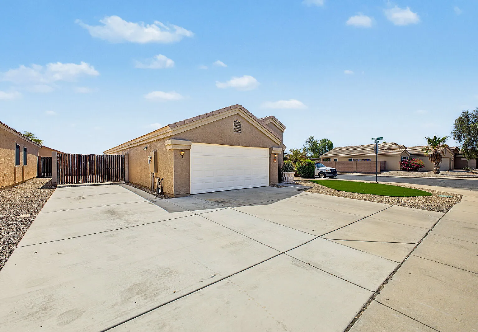 3 bed, 2.0 bath, 1570 sqft, $1,810 — Photo 2