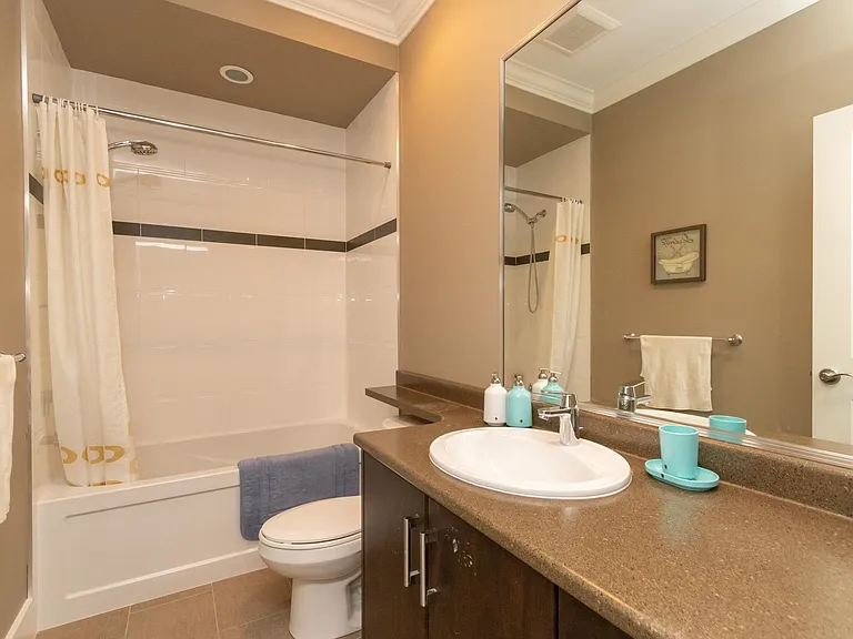 4152 Hazelwood Cres — Photo 12