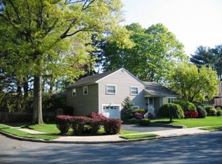 29 Circle Dr, Syosset, NY 11791