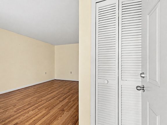 5th image of 407 Deer Lake Dr