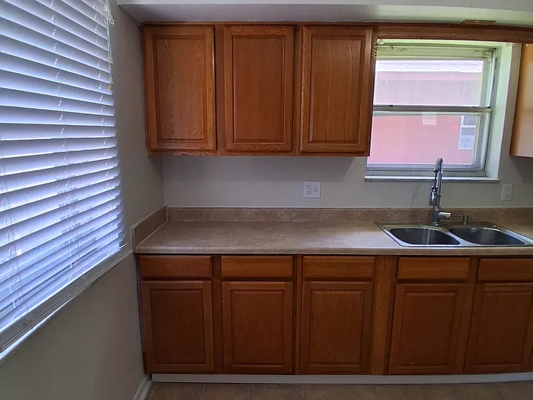 2431 Wade St — Photo 3