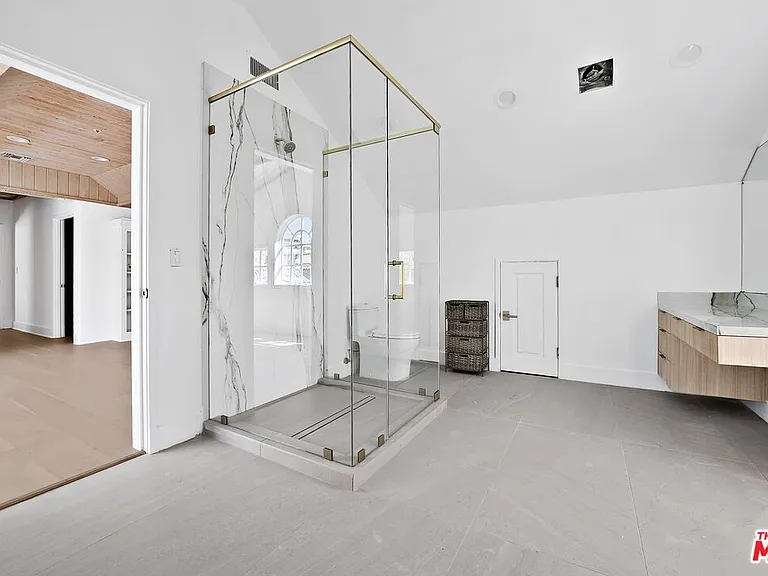 2387 Stratford Cir — Photo 49