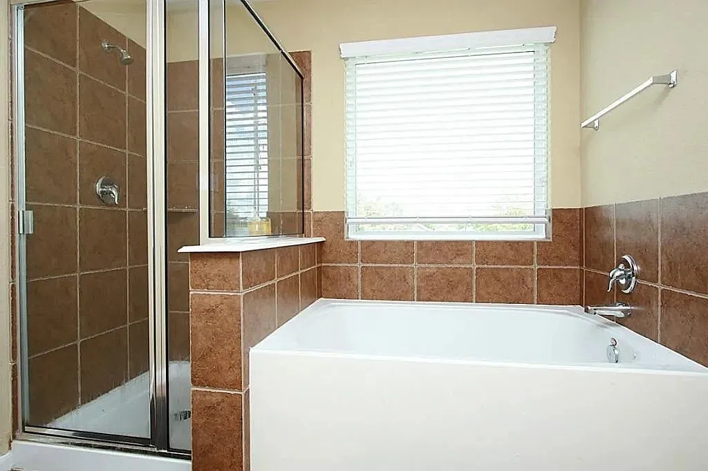 4 bed, 2.5 bath, 2194 sqft, $2,100 — Photo 3