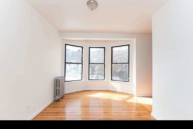 1st image of 730 W Cornelia Ave Floor 2