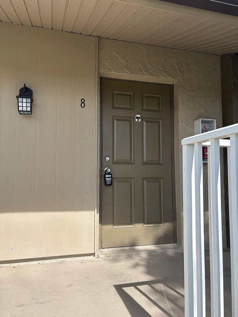 Charming 2-Bedroom Condo in Lochmoor Villas - Community Pool & In-Unit Laundry! — Photo 2