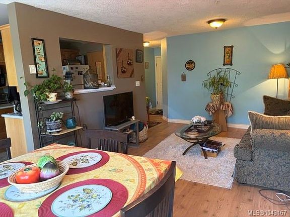 2nd image of 2527 Quadra St #307