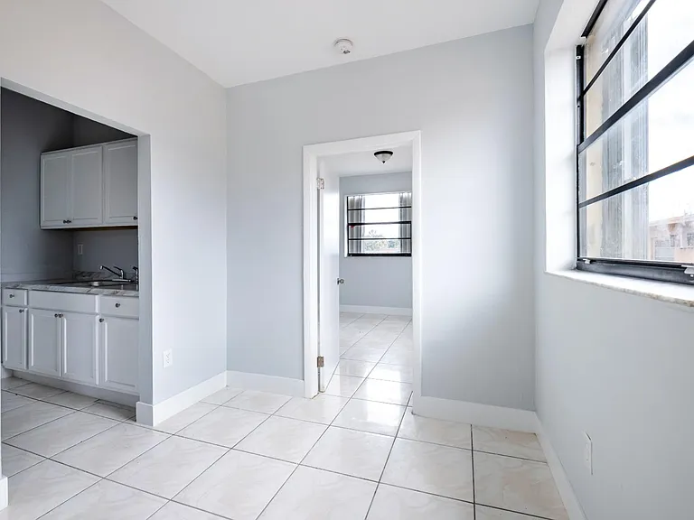 845 SW 4th St #7 — Photo 3