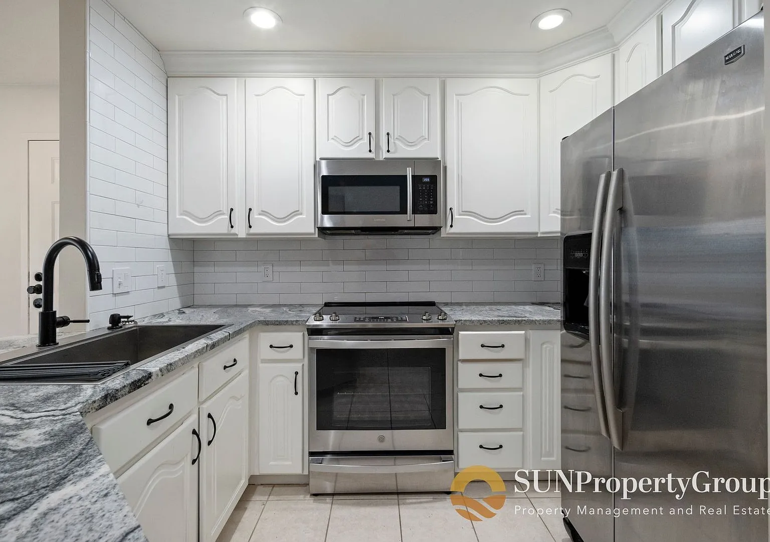 Luxury Condo In Desirable Salt Lake Community — Photo 3