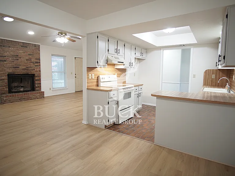 1628 Kavel Dr — Photo 8
