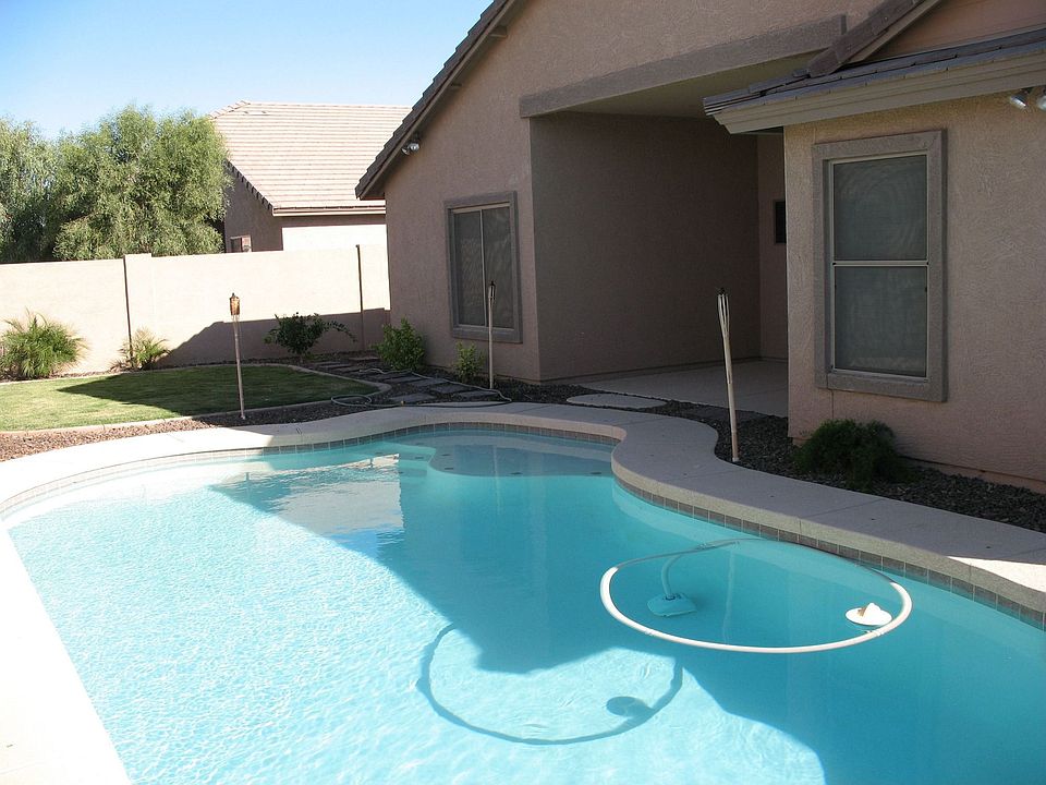Large yard with Sparkling Pool