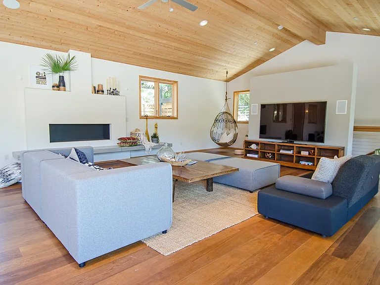 1072 Urania Ave — Photo 4