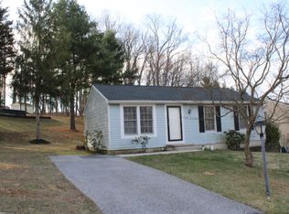 20 Cedar Ln, Stewartstown, PA 17363