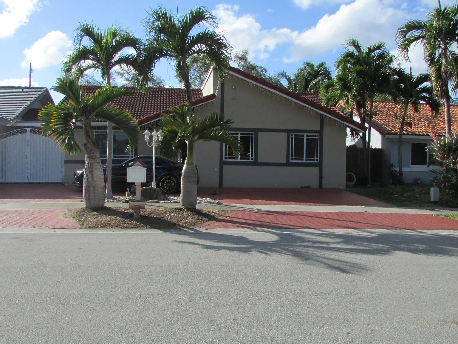 4 bed, 2.5 bath, $4,550 — Photo 2